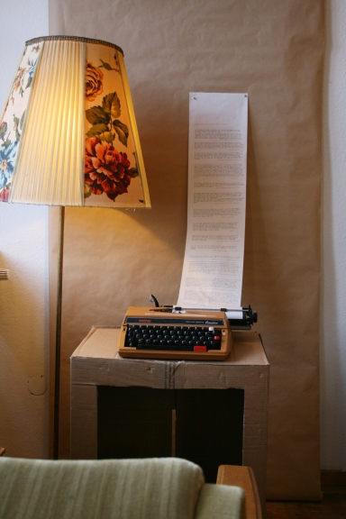 Eine alte Schreibmaschine lädt zum Verweilen und Weiterspinnen ein.